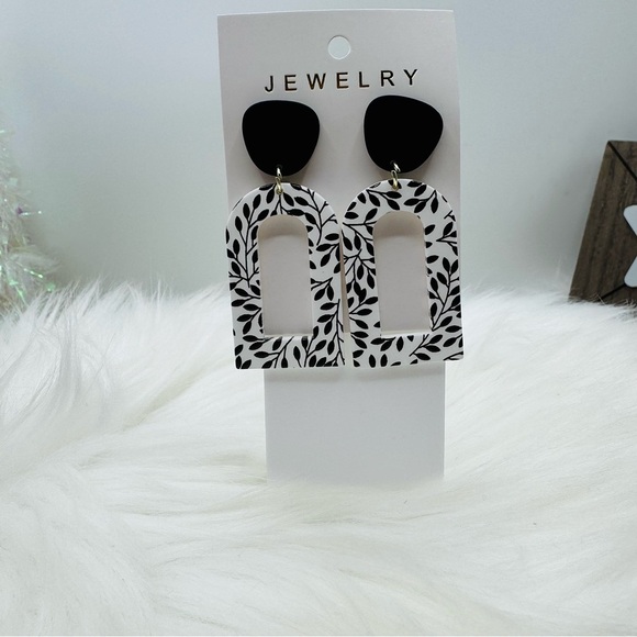 Cruella leaf Acrylic Dangle Earrings - Picture 1 of 3